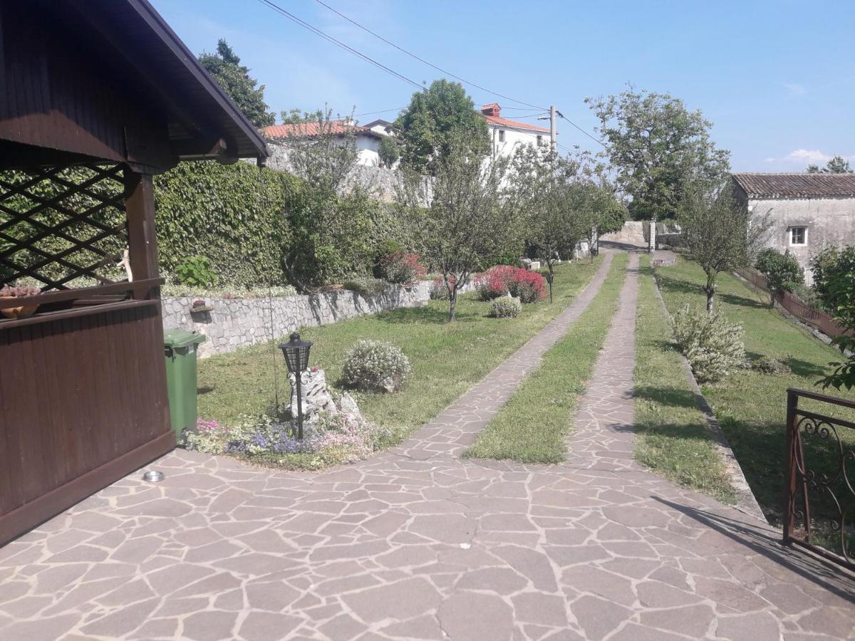 Apartma Oddih Dutovlje Buitenkant foto