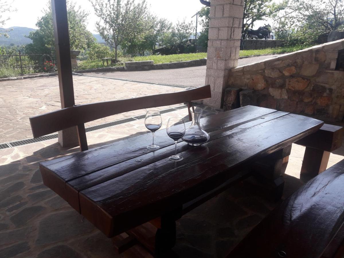 Apartma Oddih Dutovlje Buitenkant foto