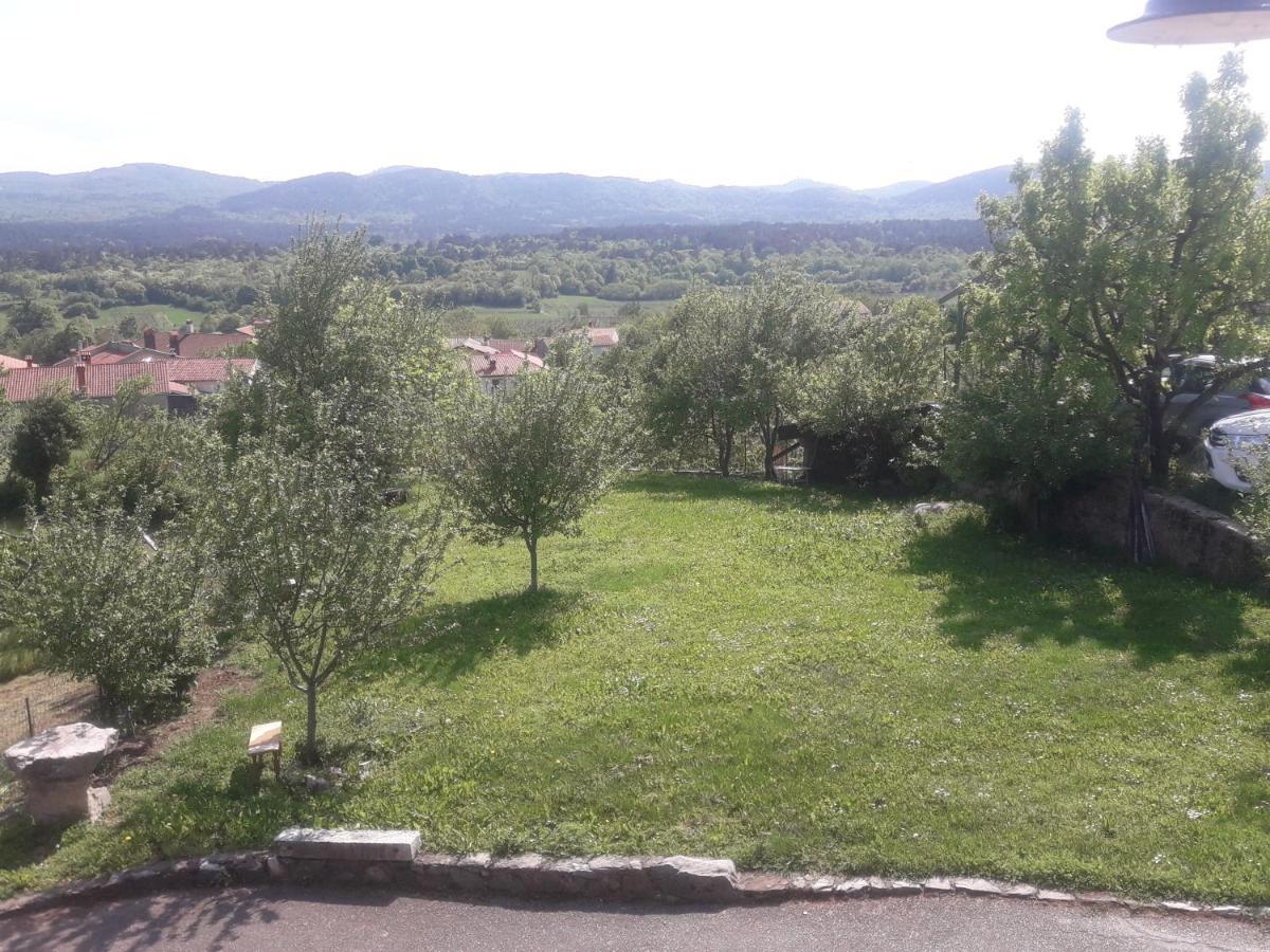 Apartma Oddih Dutovlje Buitenkant foto
