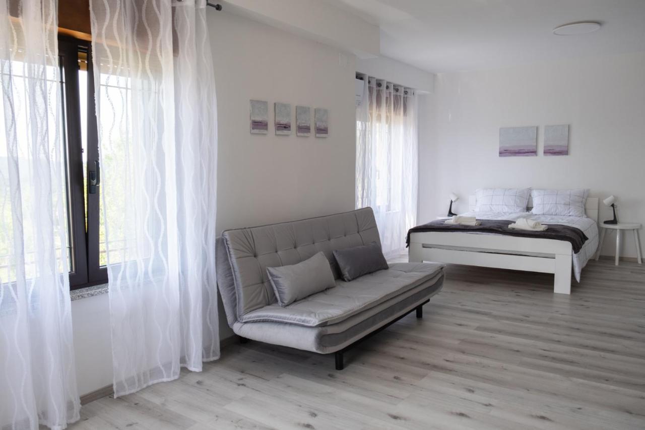 Apartma Oddih Dutovlje Buitenkant foto