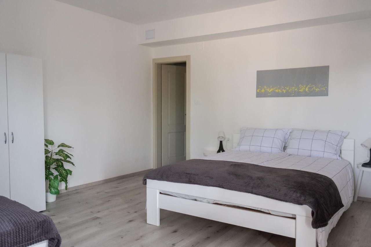 Apartma Oddih Dutovlje Buitenkant foto