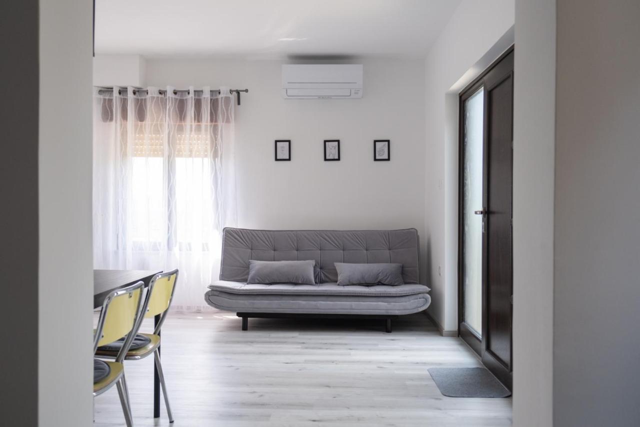 Apartma Oddih Dutovlje Buitenkant foto