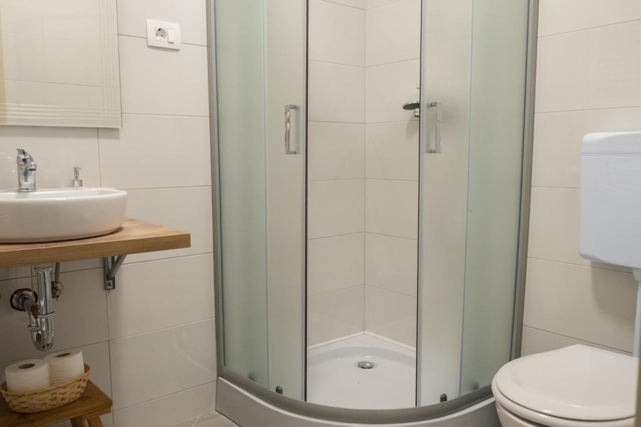 Apartma Oddih Dutovlje Buitenkant foto