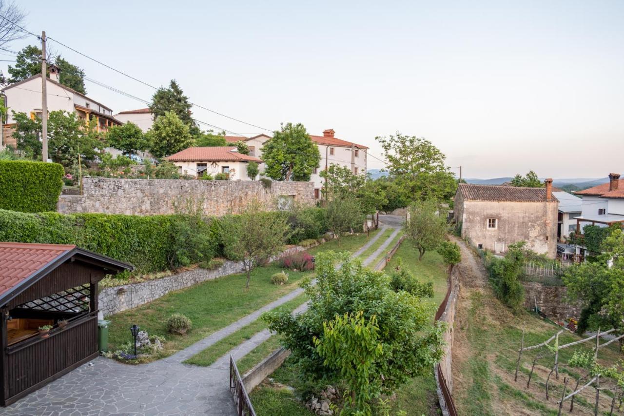Apartma Oddih Dutovlje Buitenkant foto