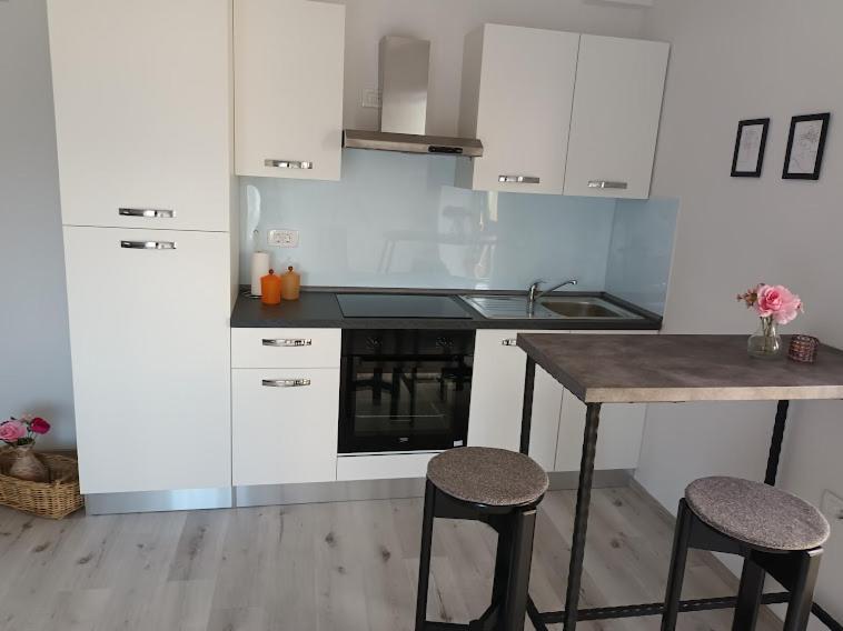 Apartma Oddih Dutovlje Buitenkant foto