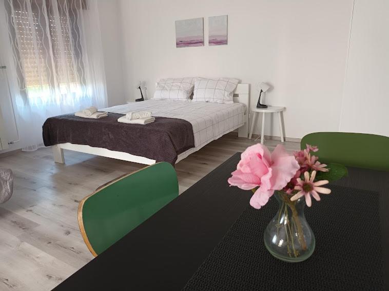 Apartma Oddih Dutovlje Buitenkant foto